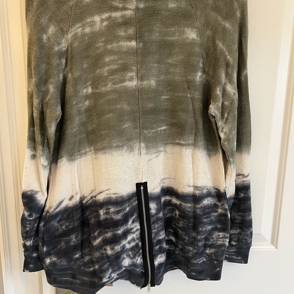 Gorgeous zipper detail in the back can be zipped or unzipped.  Beautiful colours - Picture 1 of 3